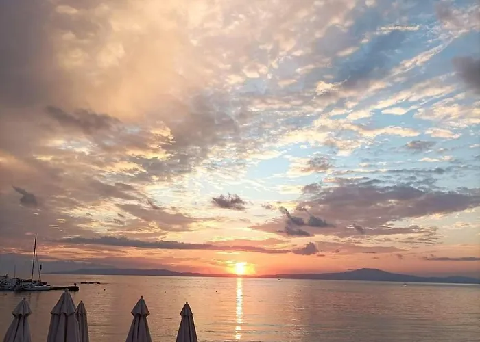 Beachfront Escape In Mikra Mantinia-messinian Aura アパート *