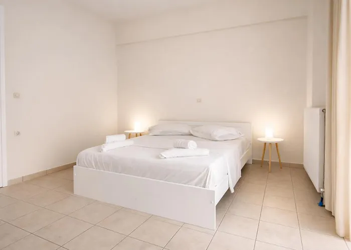 Beachfront Escape In Mikra Mantinia-Messinian Aura Apartment *